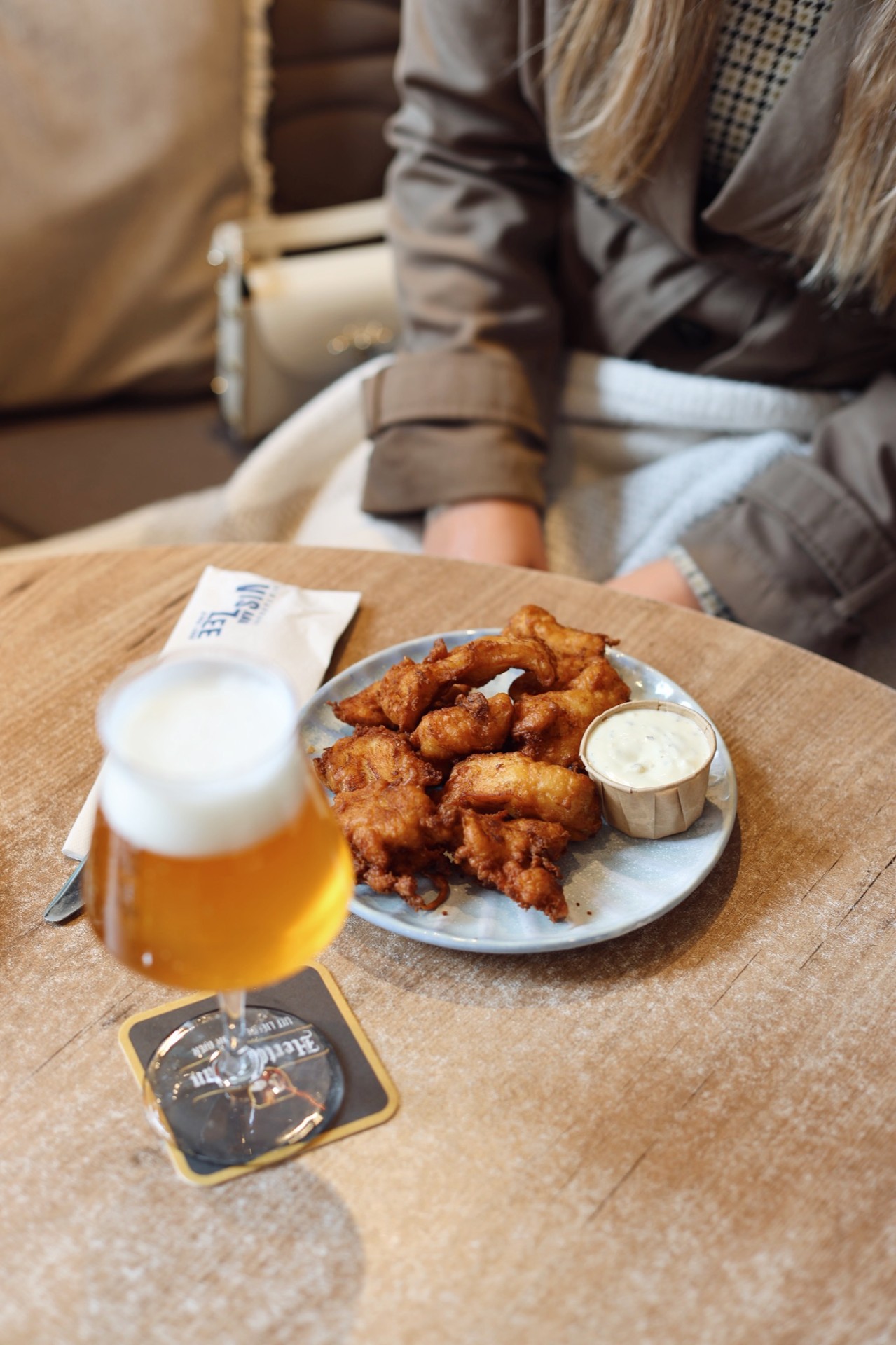 Verse goudbruine kibbeling met remoulade en een glas bier bij Vis aan Zee