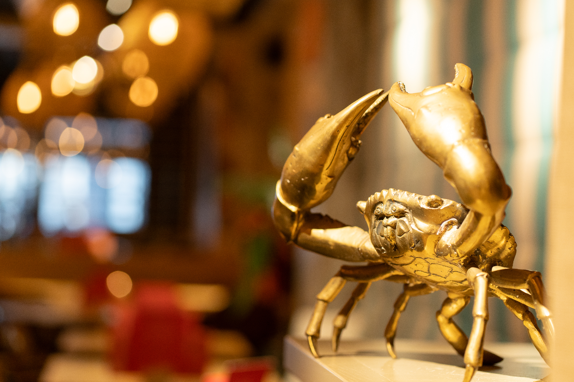 Gouden krab-sculptuur in Restaurant Vis aan Zee