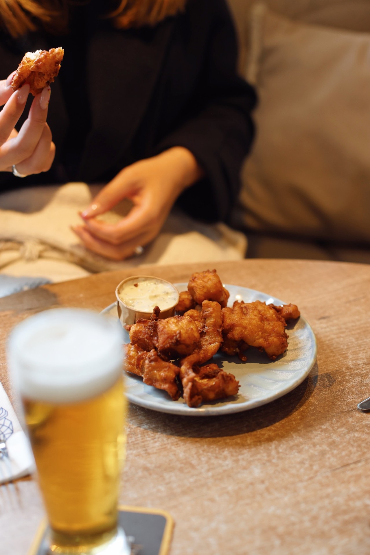 Knapperige kibbeling en lekkerbek met remoulade en citroen