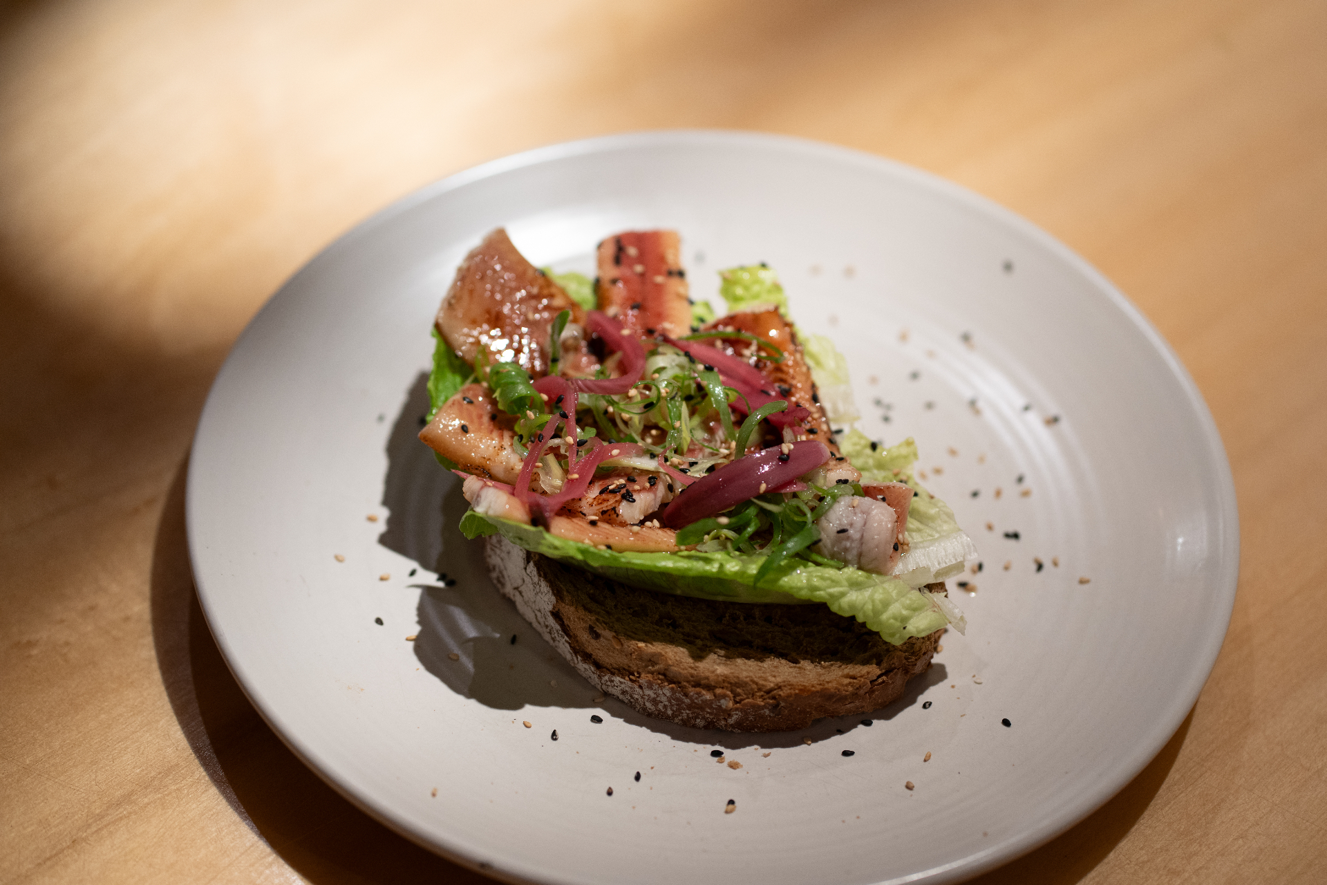 Tonijn tataki op desembrood, een gerecht van Restaurant Vis aan Zee Egmond