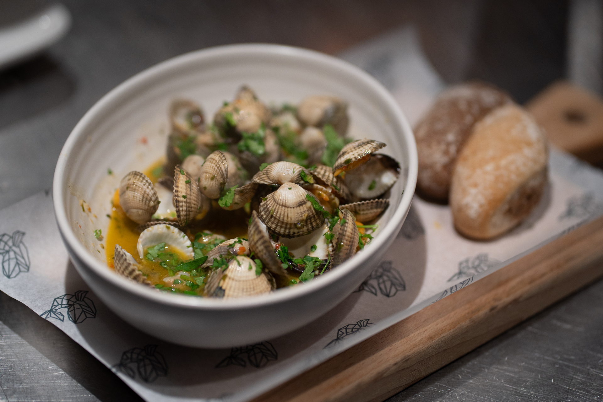 Zeeuwse oesters en mosselen op crushed ice met citroen